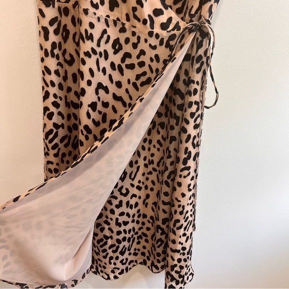 Alice + Olivia NWT Rosette Leopard Print Wrap Dress Sand/ Black Short Sleeve 6 - Picture 9 of 16